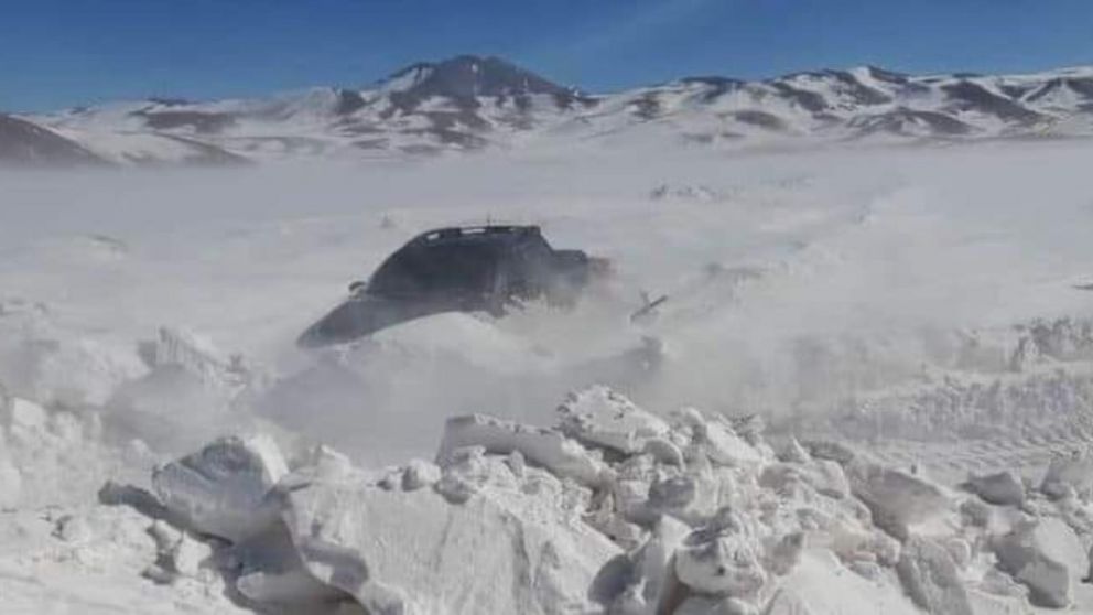 Una pareja y su hija quedaron atrapados y sobrevivieron a pesar del clima extremo.