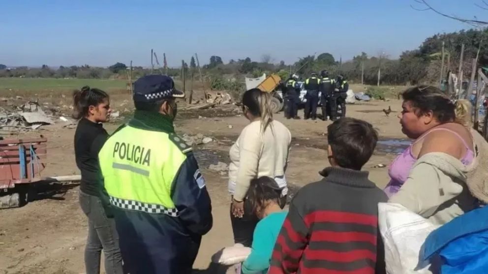 La policía trabajando en el lugar de los hechos.
