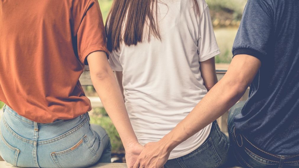 Volvió antes de un viaje, atrapó al esposo siéndole infiel y la insólita excusa de él se hizo viral.