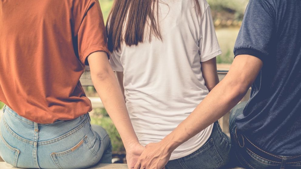 Volvió antes de un viaje, atrapó al esposo siéndole infiel y la insólita excusa de él se hizo viral.