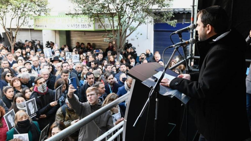 Amos Linetzky, presidente de la AMIA, encabezó el acto a 28 años del atentado a la mutual judía (Gentileza @InfoAMIA/Twitter).