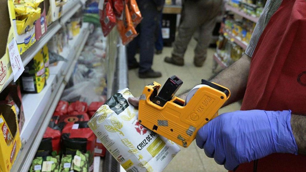 Las remarcaciones cada vez más frecuentes golpean fuerte los bolsillos de los consumidores.