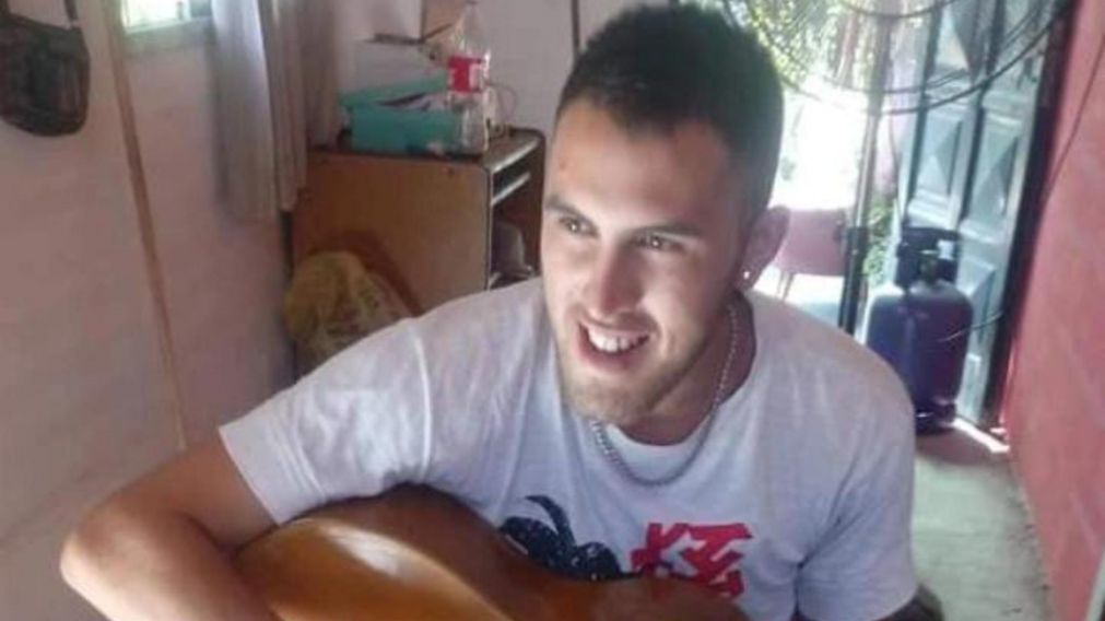 El joven iba a su trabajo cuando lo atropellaron a gran velocidad y lo dejaron abandonado.