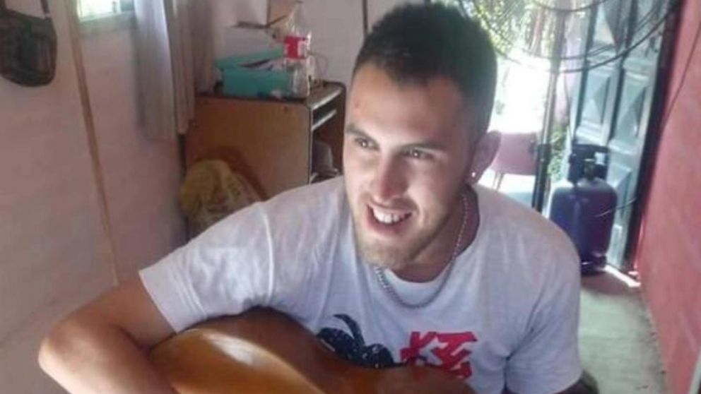 El joven iba a su trabajo cuando lo atropellaron a gran velocidad y lo dejaron abandonado.