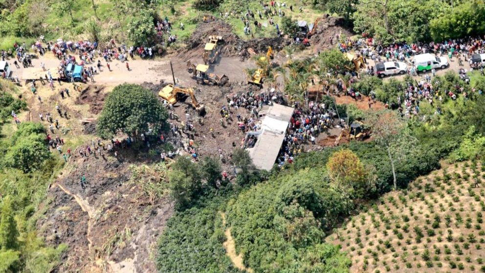 Un alud sepultó una escuela rural de Colombia y murieron tres estudiantes (Imagen Twitter).