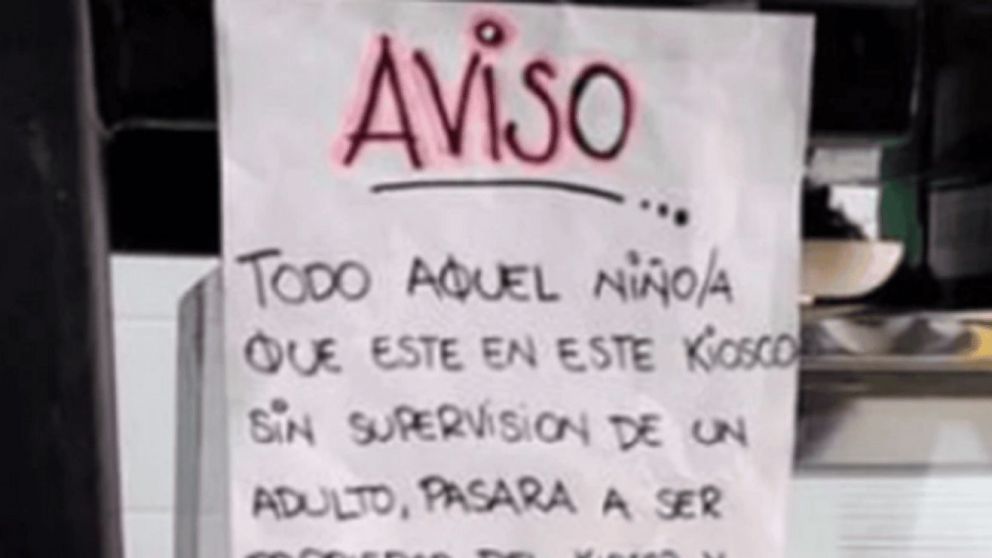 Se hart�: el contundente cartel que puso un supermercado cordob�s para que los chicos no paseen sin supervisi�n de los adultos en el local.