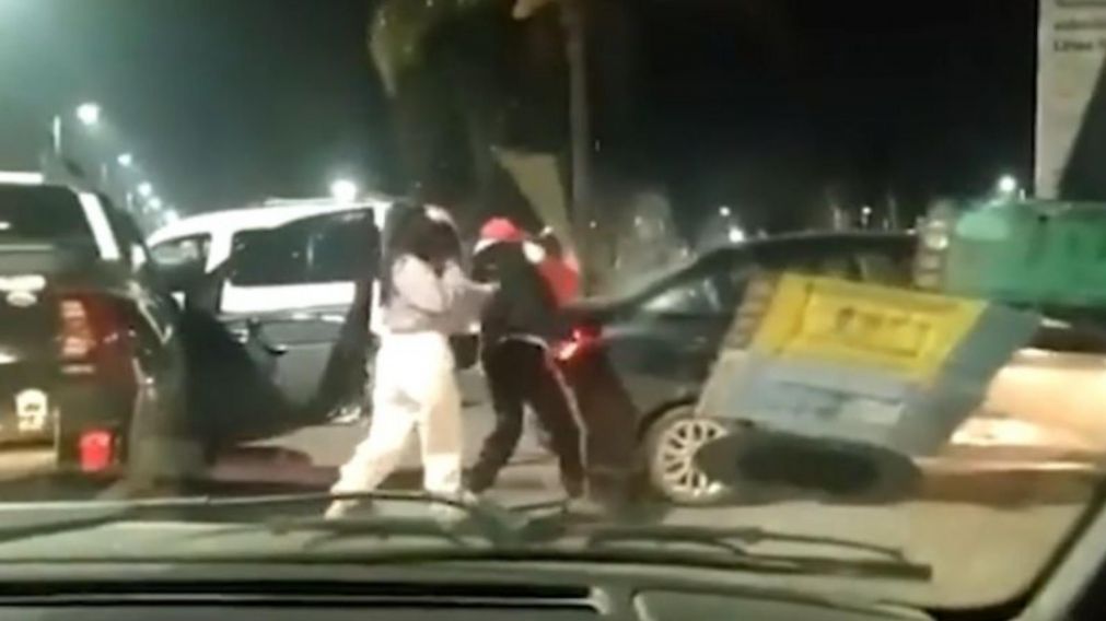 El momento en que el cantante realizó el ataque con su bate de beisbol (captura).